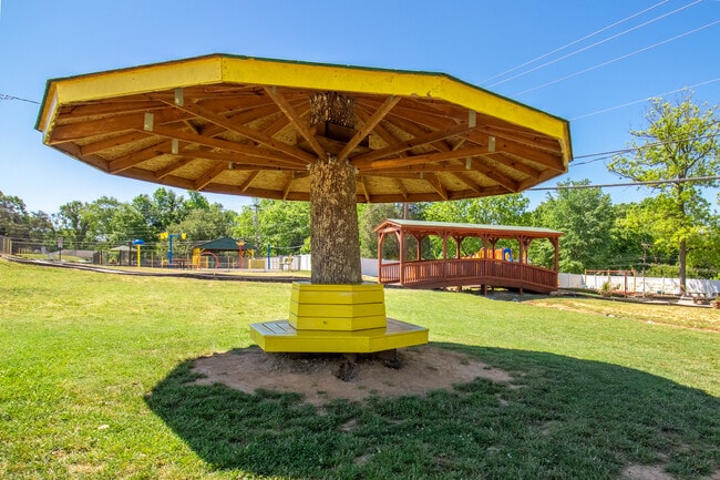 Building Photo - 21 Maple Ave