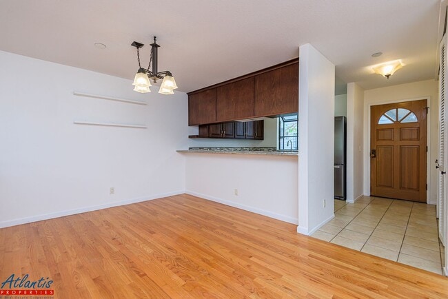 Building Photo - Remodeled Condo | Downtown Palo Alto | Near Stanford