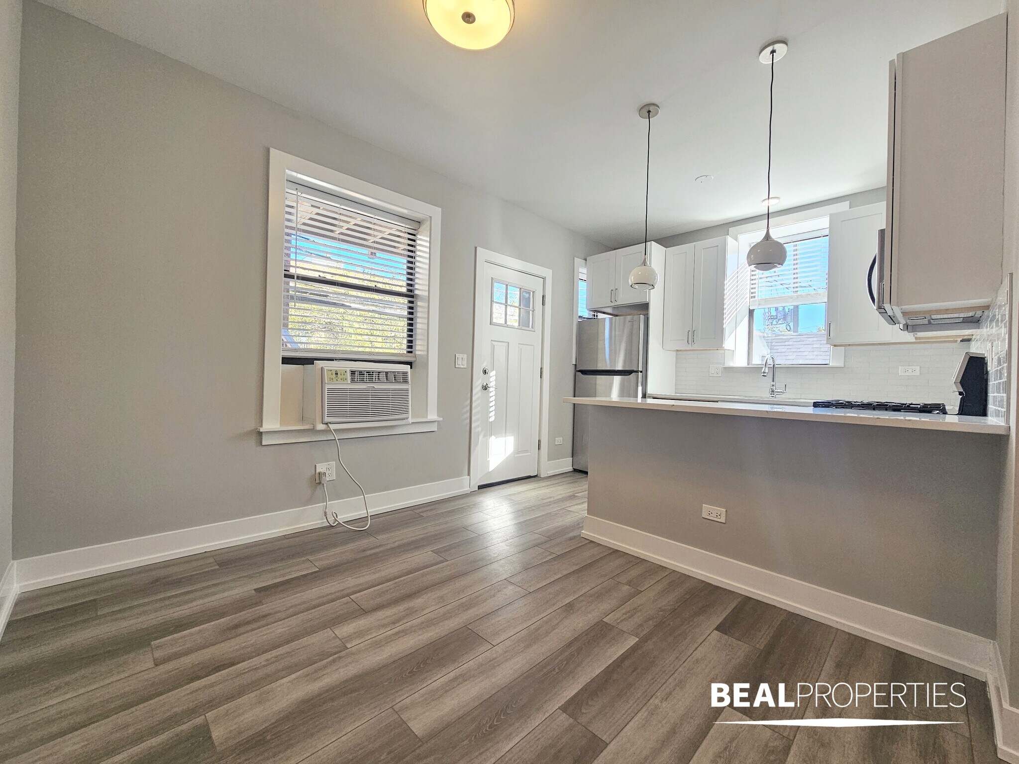 Building Photo - 3935 N Janssen Ave