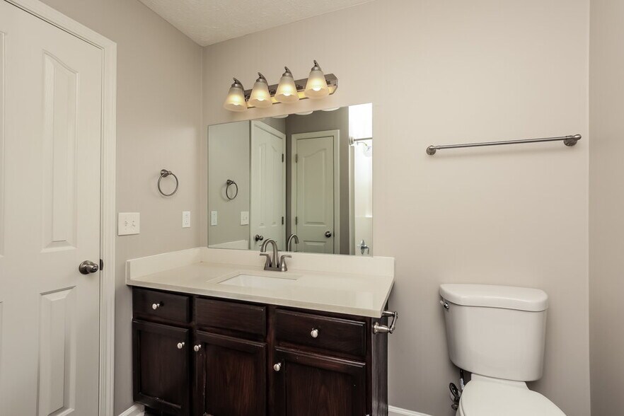 Building Photo - 1225 Eastwoods Dr