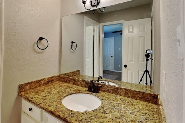 Building Photo - 5207 Maple Terrace Dr
