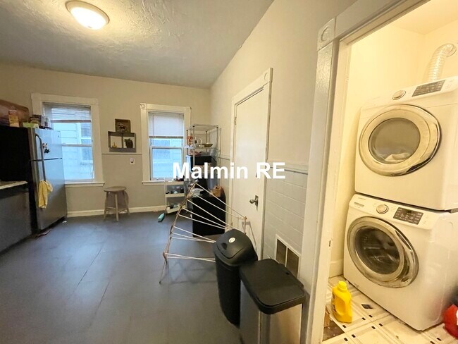 Building Photo - 10 Wave Ave