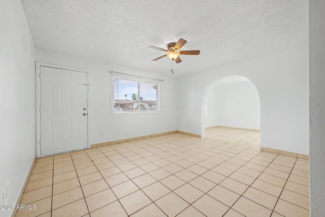 Building Photo - 6944 W Solano Dr N