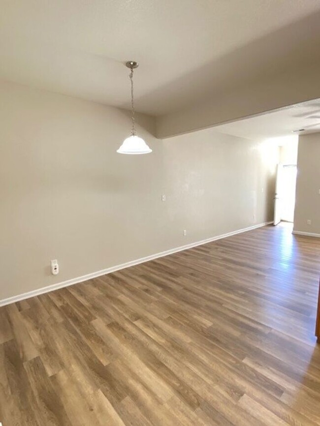 Building Photo - Ground Floor, Newly Updated, 2 Bed Condo W...