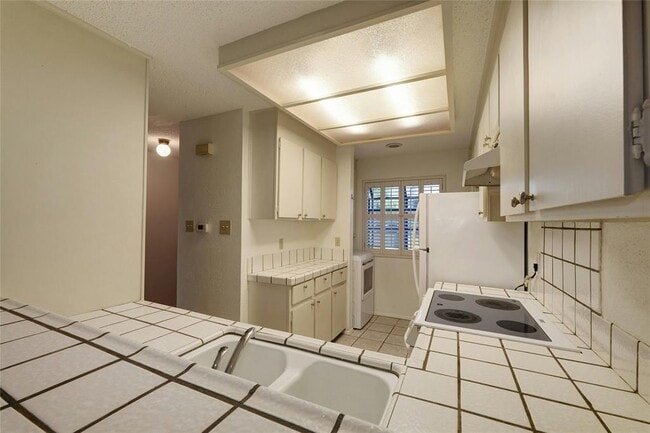 Building Photo - 7122 Wood Hollow Dr