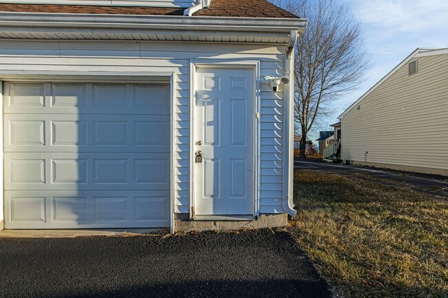 Building Photo - Studio in Newark Showing Saturday 2/7 9:30am-9:45am