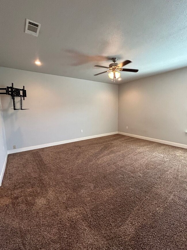 Building Photo - Beautiful Townhome