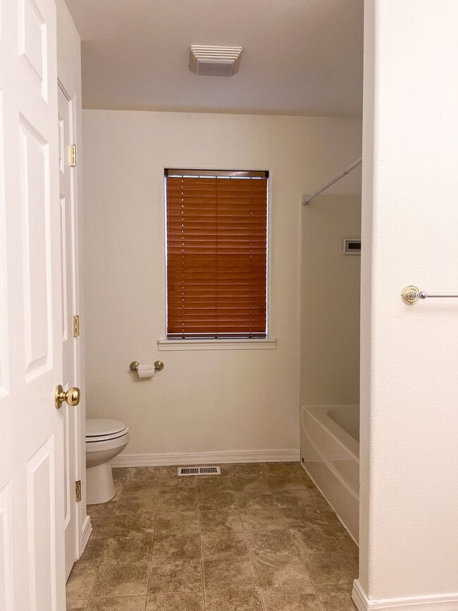 Building Photo - 3BD/2BA HOME W/GARAGE IN LEBANON