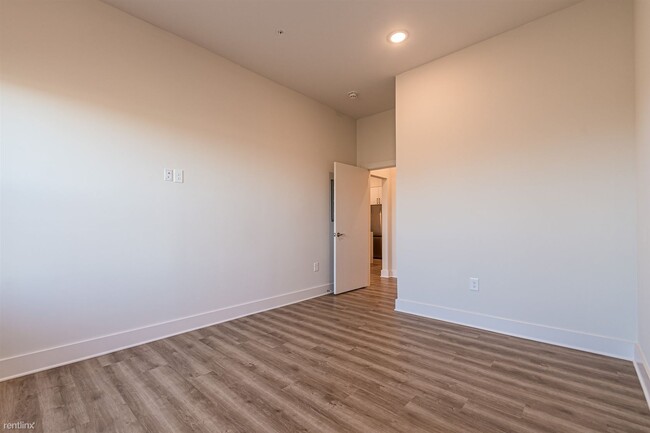 Building Photo - 1 br, 1 bath Condo - 112 Rogers Street Nor...