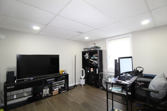 Building Photo - 3367 Oak Dr SW