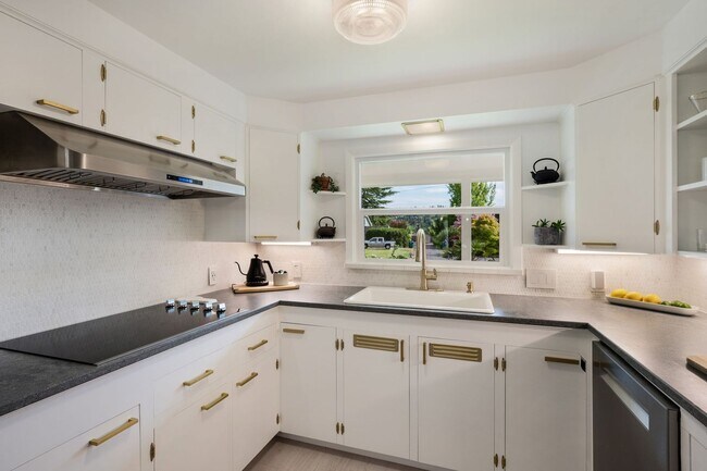 Building Photo - Immaculate and Updated Throughout- Quiet d...
