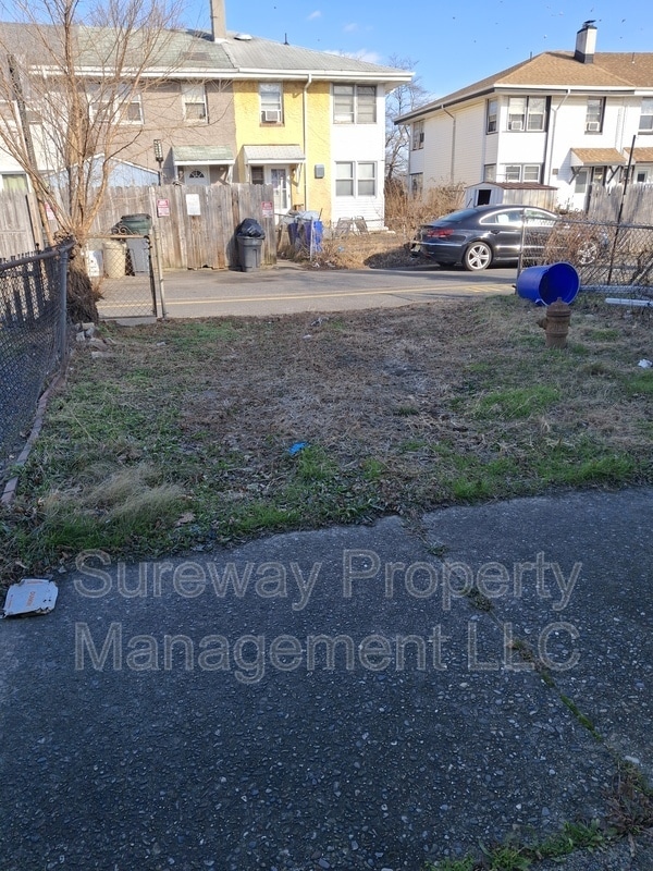 Building Photo - 915 W Browning Rd