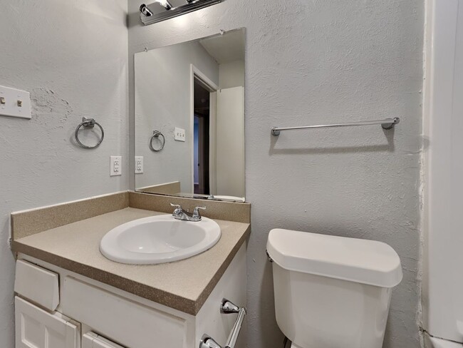 Building Photo - Spacious 3BR/2BA Home in the Heart of Arli...