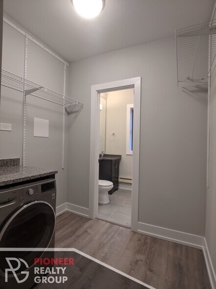 Building Photo - 709 W Brompton Ave