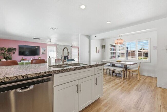 Building Photo - Scottsdale Oasis Ready for July move-in!
