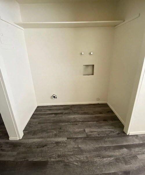 Washer/Dryer hookups in the apartment - 1100 E Cedar St