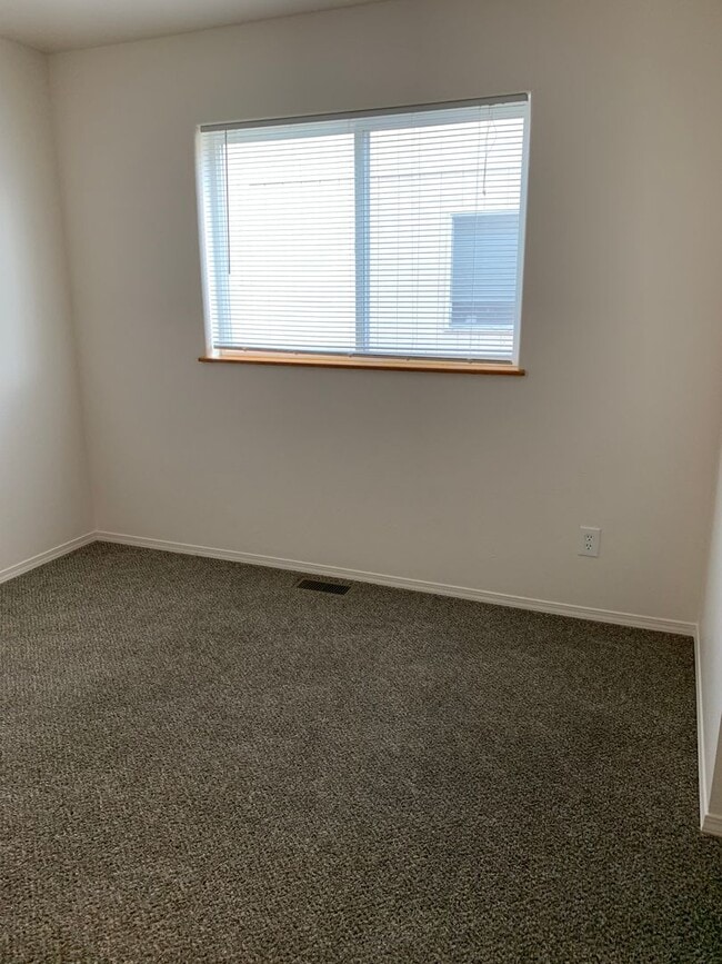 Building Photo - 3 Bdrm, 1 & 1/2 Ba | Muldoon & Tudor area | AVAILABLE NOW!!