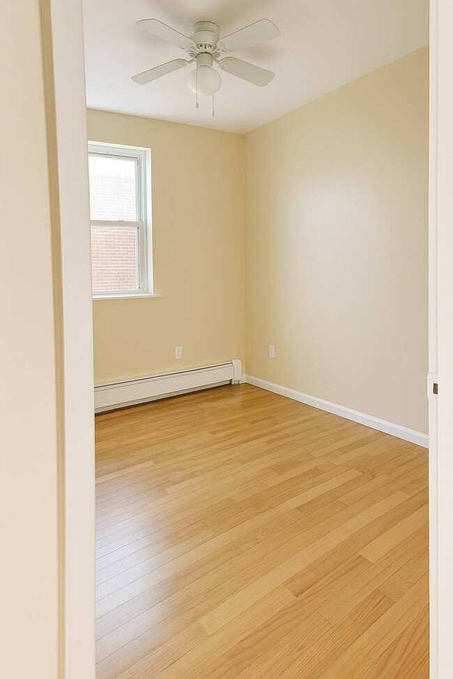 Building Photo - 530 Throgs Neck Expy