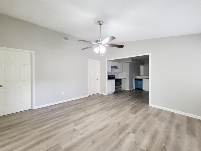 Building Photo - 405 Silver River Dr