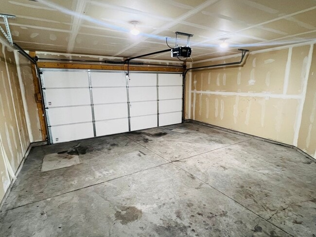 Building Photo - Beautiful new construction town home with ...