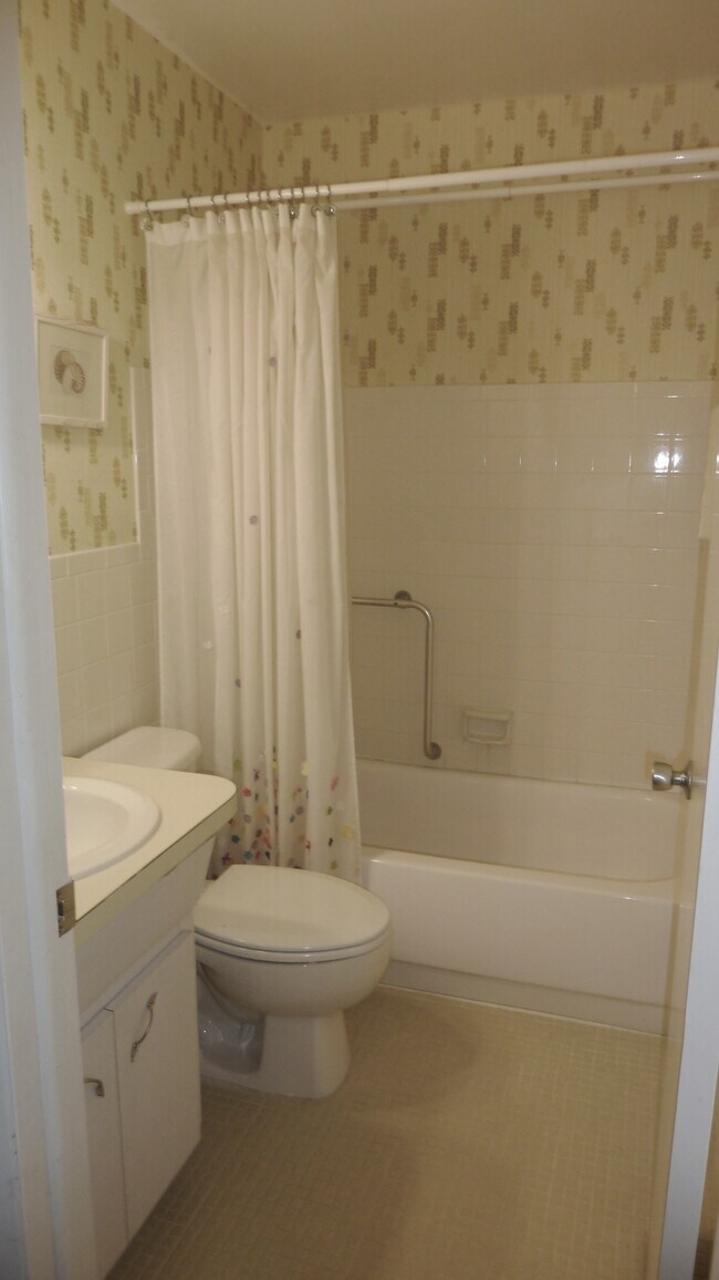 Building Photo - 2402 Ecuadorian Way