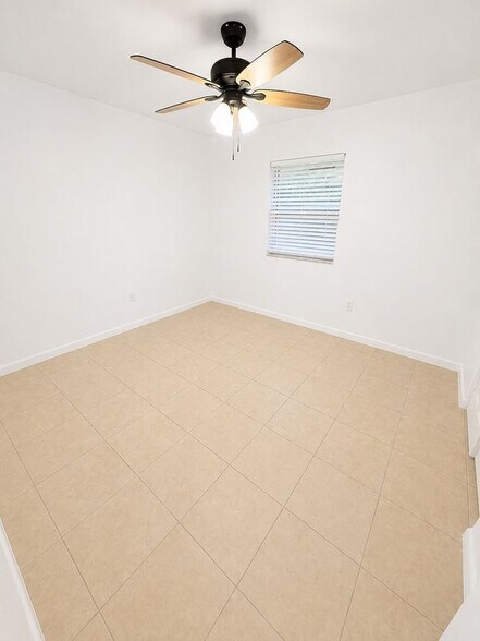 Building Photo - 1712 NE 71st Pl