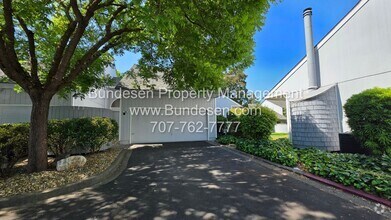 Building Photo - Charming Condo in Plum Tree Subdivision - ...