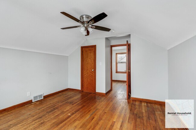 Building Photo - ~ 3 BEDROOM 1 BATH BUNGALOW SECURTIY DEPOSIT SPECIAL ~$500