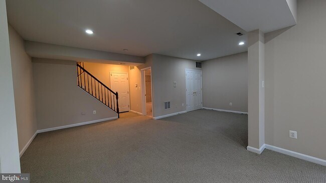 Building Photo - 42681 Rolling Rock Square