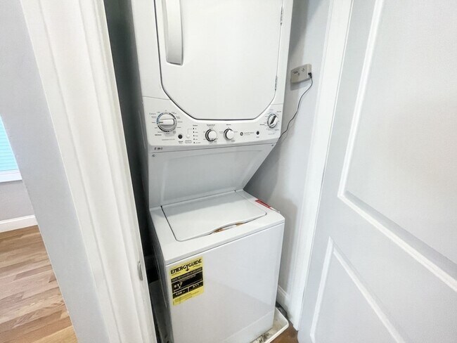 Building Photo - 65 Burrell St