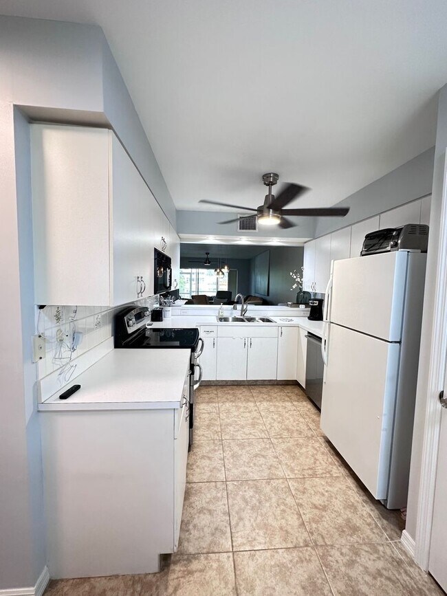 Building Photo - Renovated 1st Floor Seasonal unit in North Naples