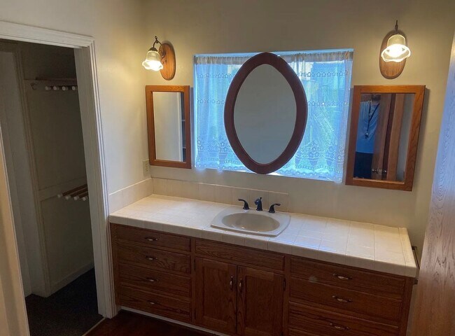 Building Photo - 3 bedroom, 2 bath westside Porterville