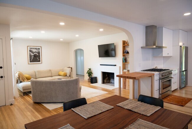 Building Photo - 3 Bedrooms + 2 Bathrooms | Midtown Ventura | Furnished or Unfurnished