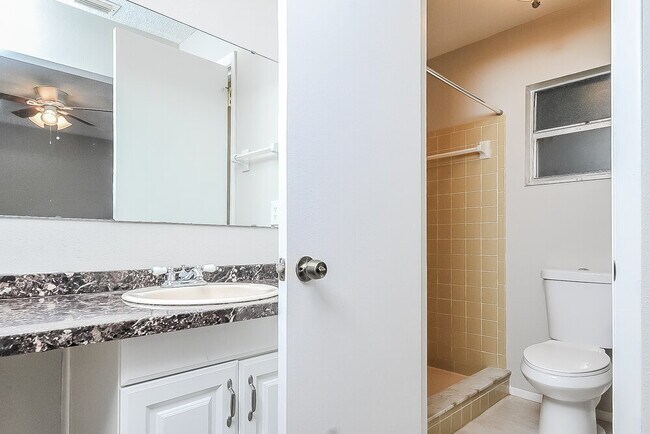 Building Photo - 3412 Groveview Dr