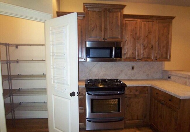 Building Photo - 63118 Dakota Dr