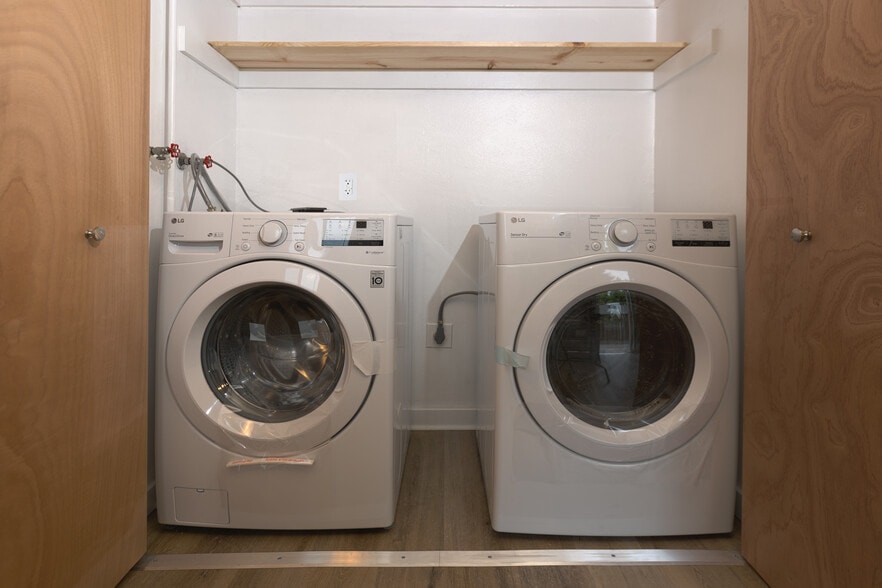 Laundry & Storage - 3229 SE 10th Ave