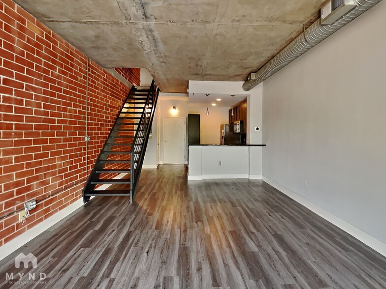 Primary Photo - 710 W Trade St