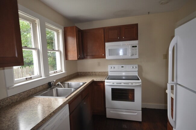 Building Photo - Apollo-Pre-Leasing Now for the Fall Semest...