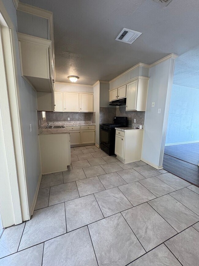 Building Photo - Gorgeous 3 bedroom/1 bath home with living room and den!