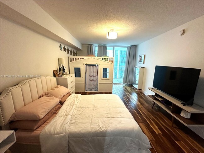 Building Photo - 1200 Brickell Bay Dr