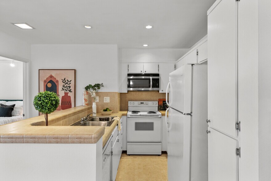 Building Photo - 1885 Veteran Ave