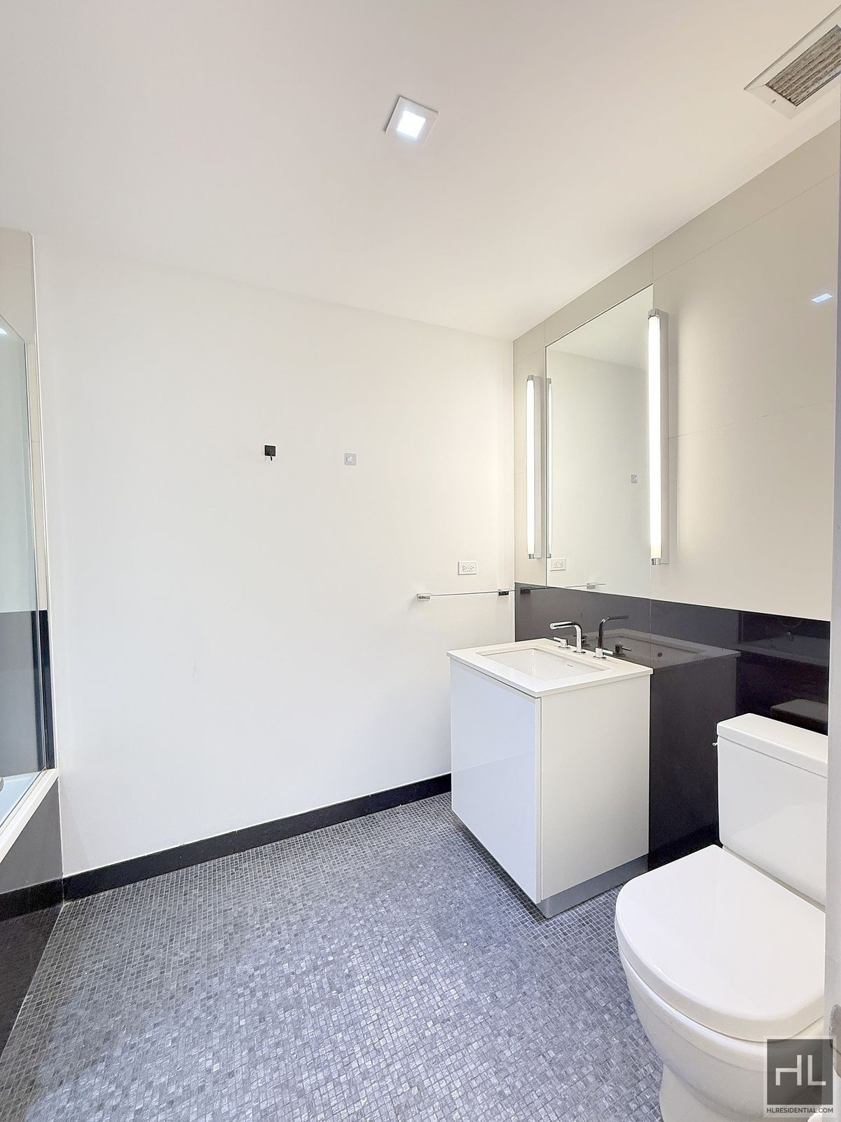 Building Photo - NO fee 1 bed 1 bath on the 22nd floor - Su...