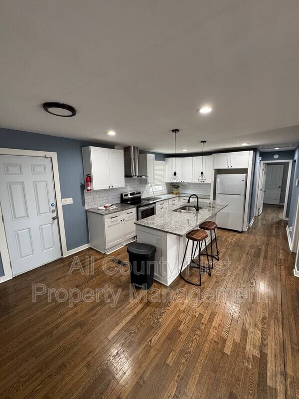 Building Photo - 656 Cedar Ave NW