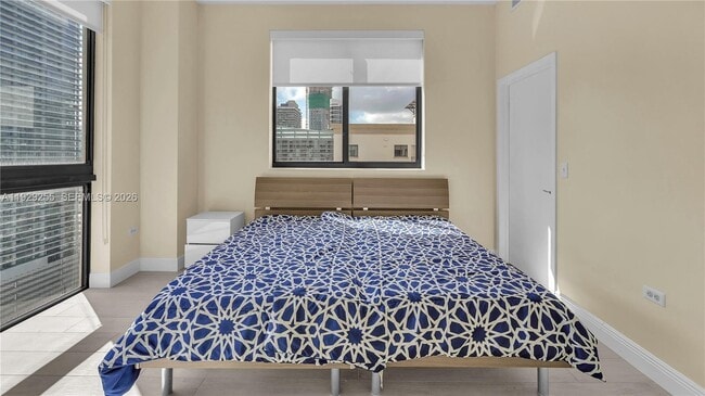 Building Photo - 999 SW 1st Ave