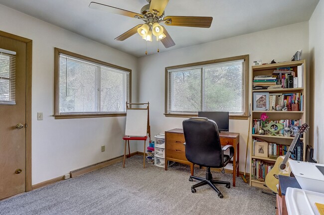 Building Photo - Charming Bi-Level Home in Sunset Village -...