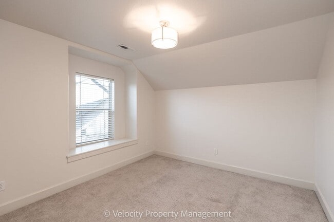 Building Photo - Beautiful NW Bend Home!