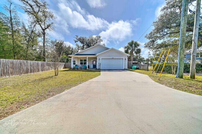 Building Photo - "Charming 3-Bedroom Oasis with 2 Baths and...