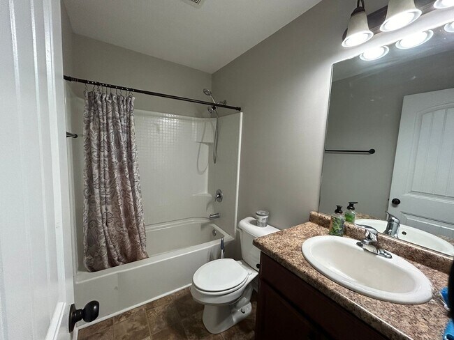 Building Photo - 651 Red Oak Ln