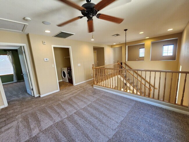 Building Photo - Stunning 4 Bed 3 Bath 2 Story Home with Loft