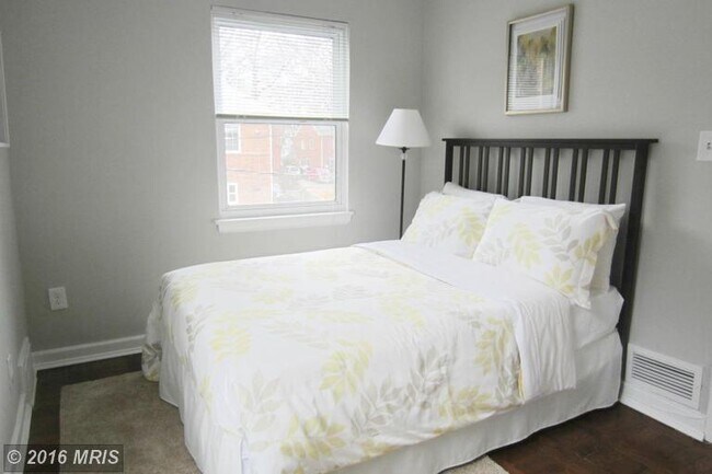 Building Photo - 906 S Highland St